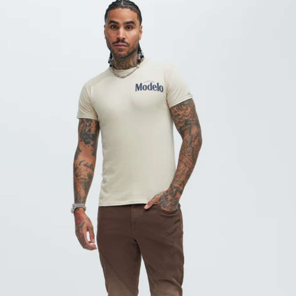 Fashion Nova - Modelo Rodeo Short Sleeve Tee: Sand